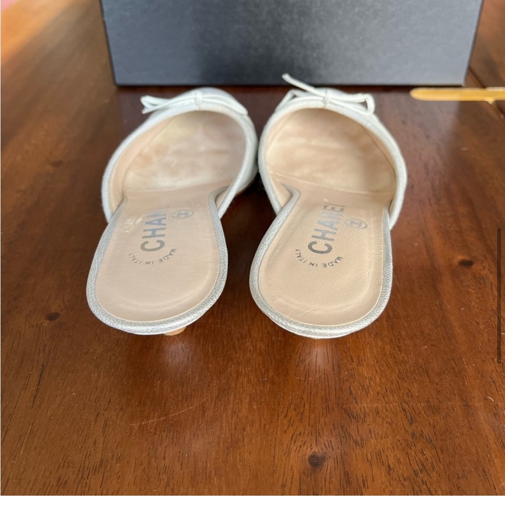 Pale blue lambskin Chanel ballet mule heel silver toe cap - Picture 12 of 12
